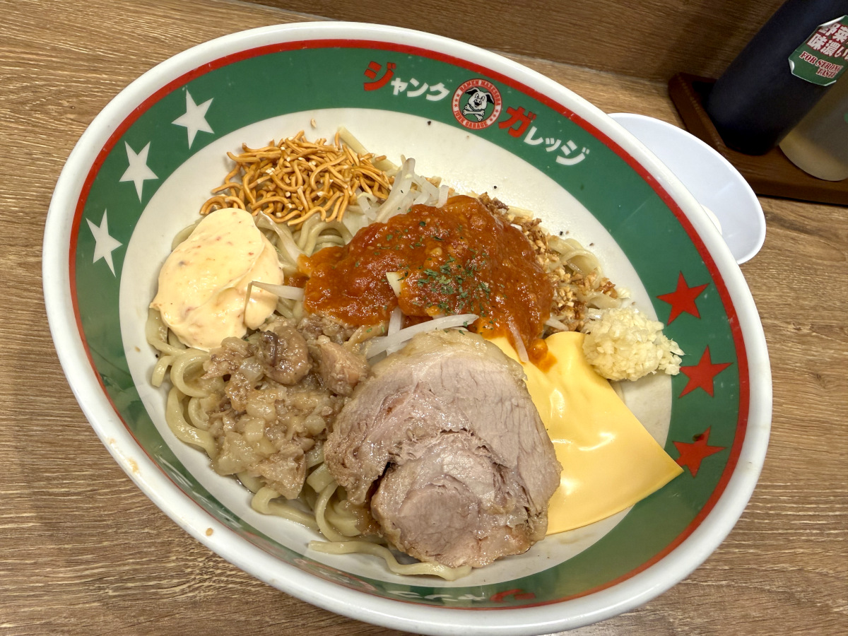 松屋が『ジャンクガレッジ』と異例のコラボ！ 意外すぎる裏事情と爆食必至の「うまトマまぜそば」を食べてみた