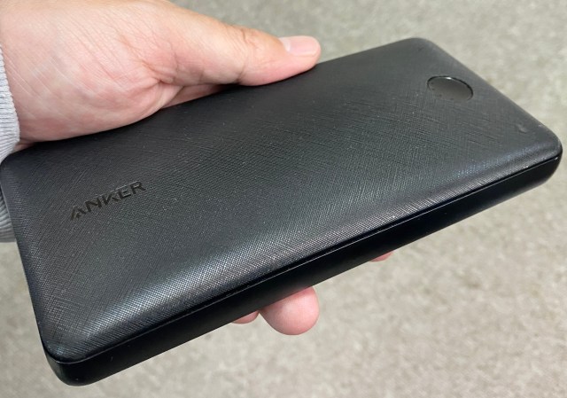 パンパンに膨らんだモバイルバッテリー、どう捨てる？ 清掃関連施設に持ち込んだら意外なほどアッサリ解決した