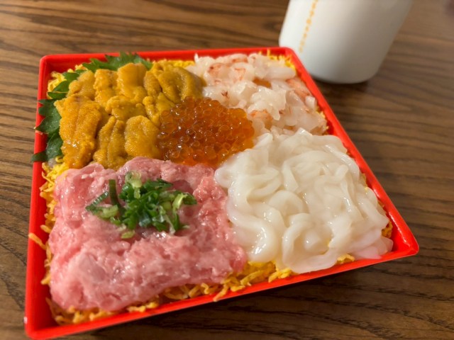 うに、いくら…がのって1300円！ 角上魚類の人気海鮮丼が「五色丼」に進化したので食べてみた → 高コスパなだけじゃなかった