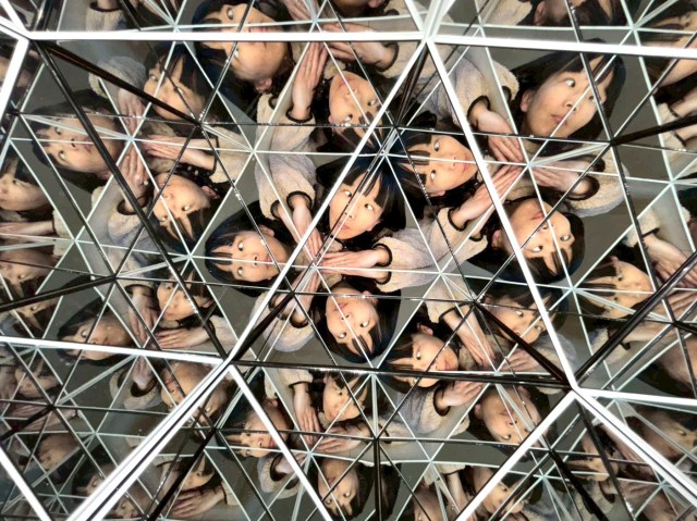 【DIY】100均の鏡9枚で巨大万華鏡を作ってみたら、自分の顔が無限増殖してカオスな映え写真が撮れた
