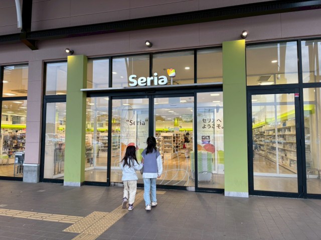 【母の日】セリアで1100円渡して「お母さんが喜びそうなものを買ってきて」と言ったらどうなる？小4＆小1姉妹に任せた結果