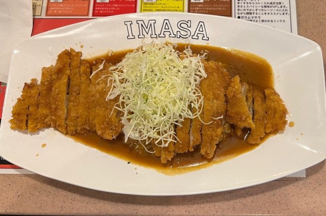 ランチのピーク時間帯を外して販売される「わらじカツカレー」はカレー界の舟盛り / 新宿で発見した990円の奇跡