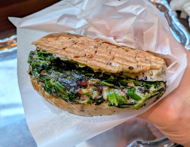 あなたはまだ知らない、『ハーブス』の姉妹ブランドで味わえる「スピナッチのパニーニ」の美味しさを / アンティコカフェ アル アビス