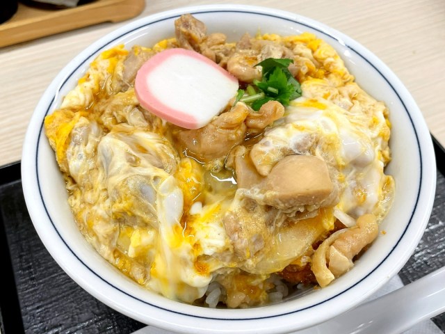 かつやの新作「出汁醤油ロースカツ in the 親子丼」は、想像以上に親子丼そのものだった。カツを内蔵した新しい親子の形