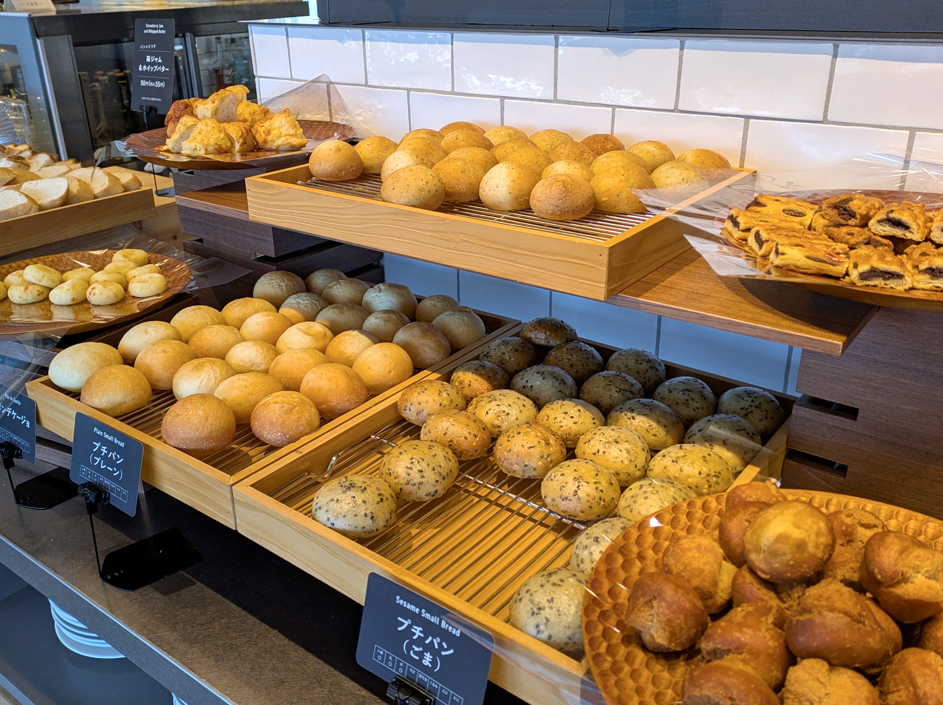 【2時間パン食べ放題】パン供給のストレスゼロ！ ヘッドクォーターズカフェが採用する「セルフバイキング式」の安定性 / 小田急・成城学園前