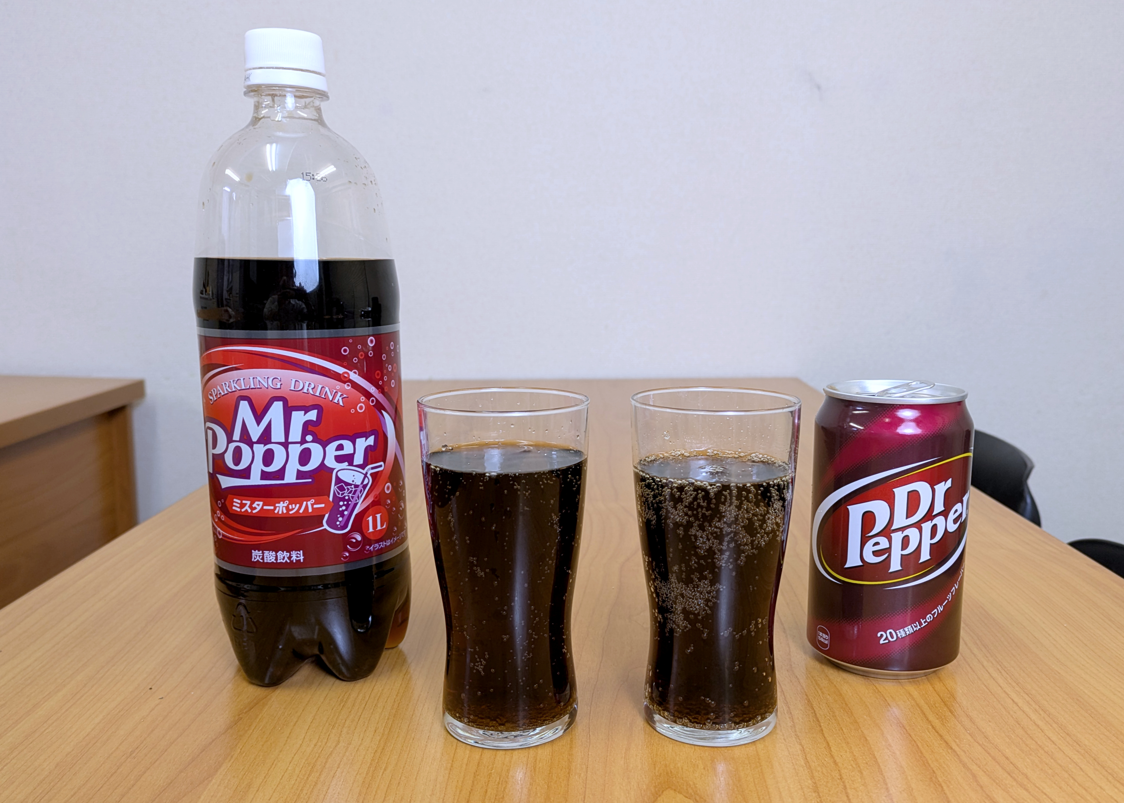 「ミスターポッパー」と「ドクターペッパー」を飲み比べてもソックリで区別がつかない！ ブラインドテストで違いがわかる人いるの？