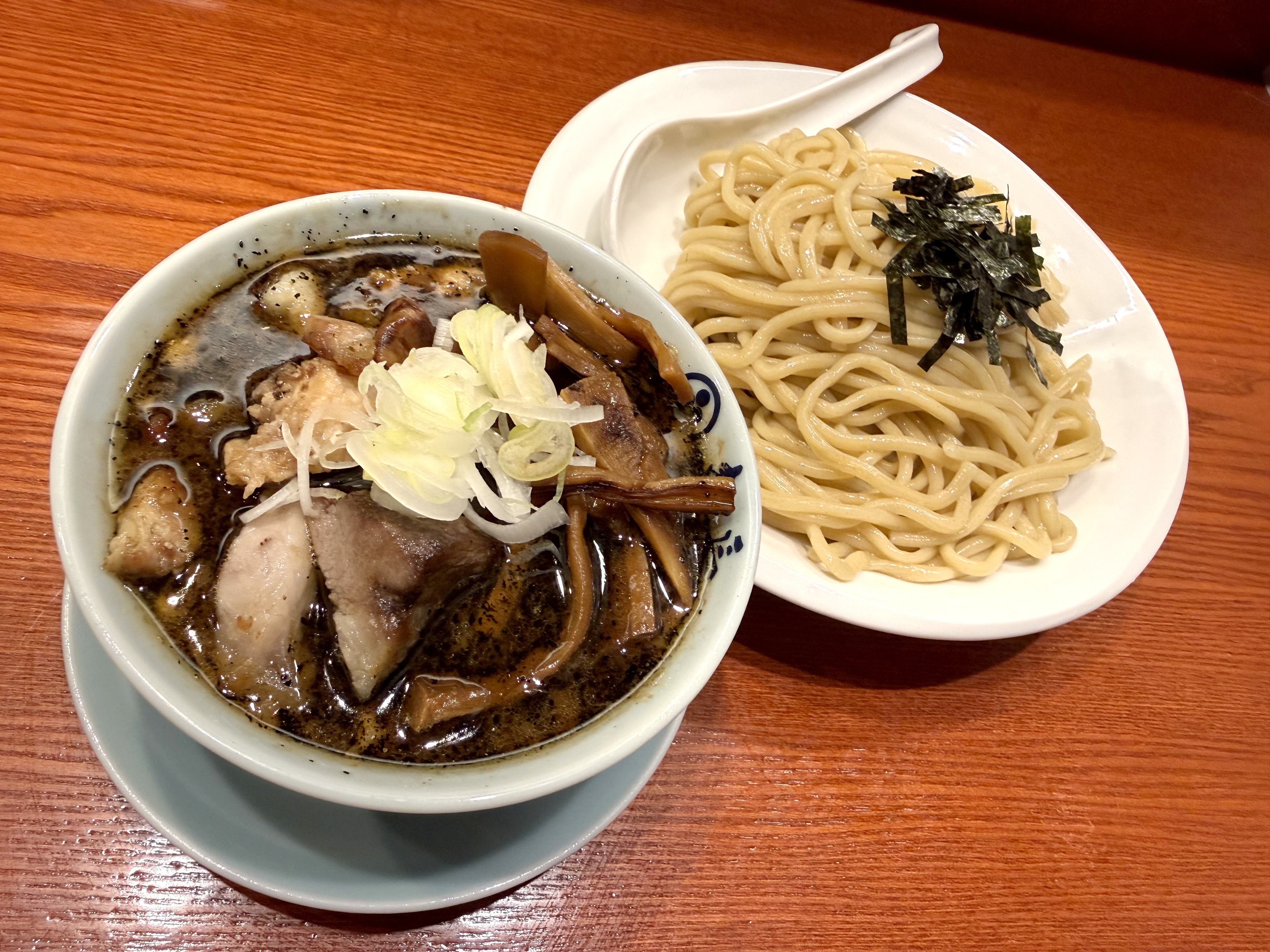 伝説の「荻窪・丸長」の味が新橋に？ 大行列でも食べたい『中華そば 喜長』のつけ麺がノスタルジーにしてTHE・王道