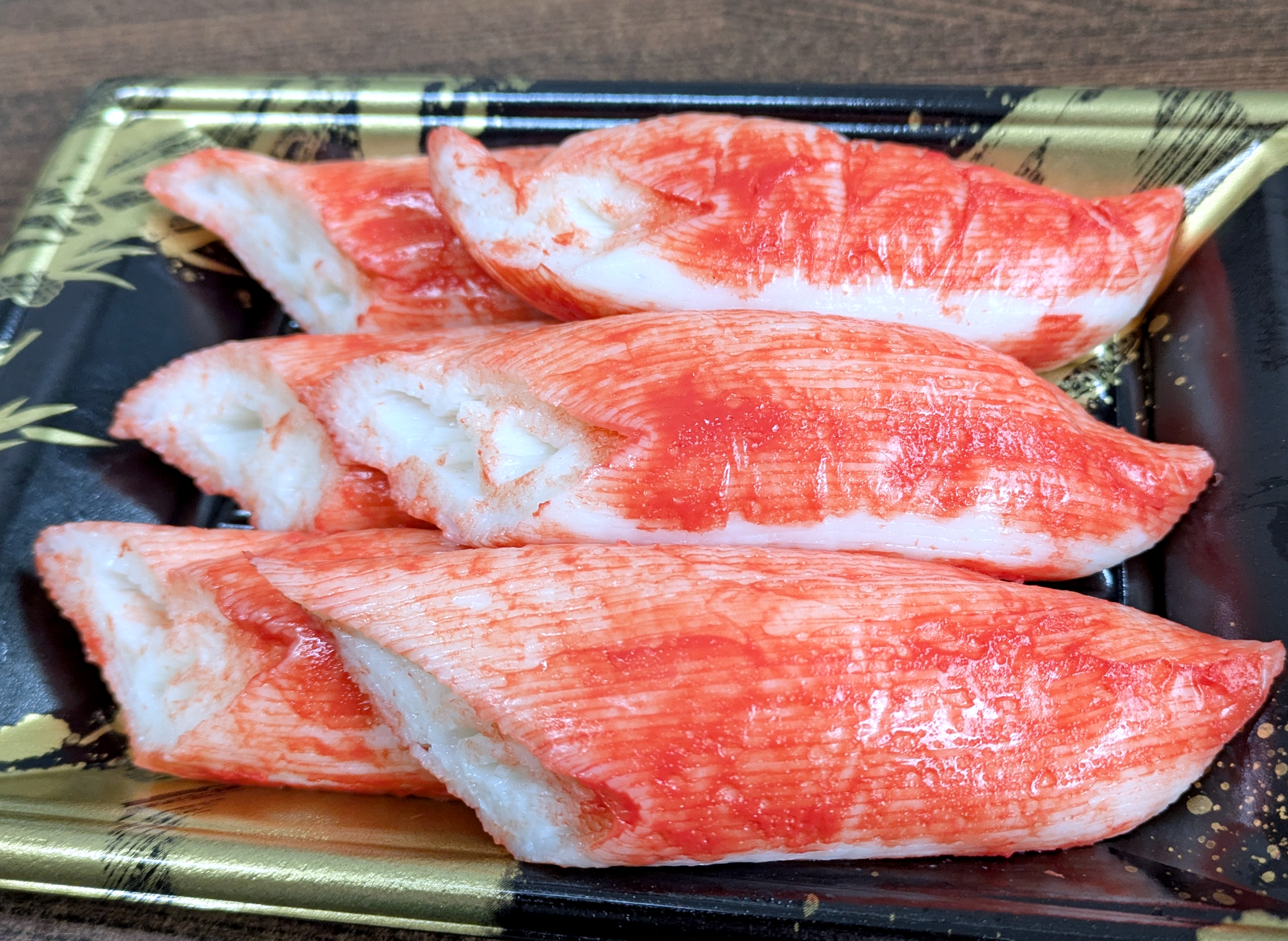 カニではない、だがそれがいい。一正蒲鉾「ガブリッチ 魅惑のカニかま」に感じるかまぼこの真っ当な美味さ / バターで炒めるだけでご馳走だ