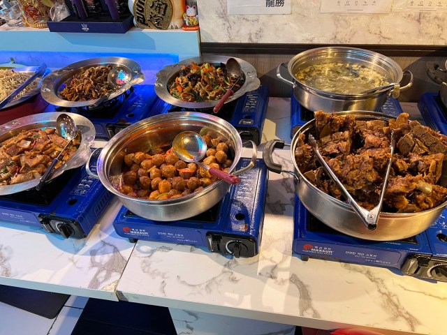 【食べ放題1200円】非常階段の裏口のようなドアの先に広がるガチ中華ビュッフェ！ コスパもハードルも高い新大久保「龍勝」