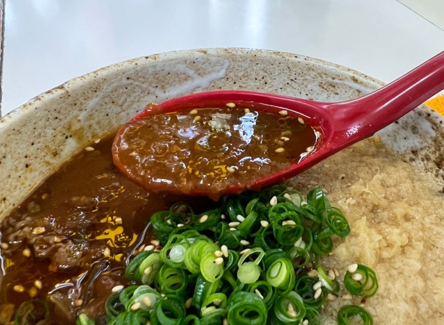 【立ち食いそば放浪記389】都内でも珍しい「塩だし」と自家製カレーがハーモニーを奏でる！ 牛込柳町『白河そば』のカレーそばが激ウマ