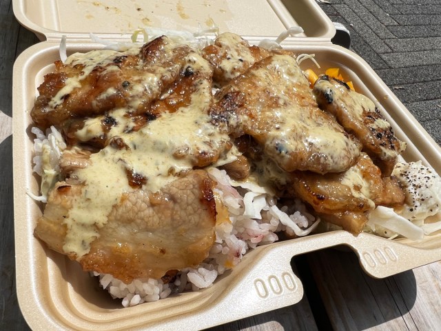 しょうが焼きが13種類! キッチンカー『飯やのはまちゃん』でタルタルグリーンカレーソースしょうが焼き弁当を買ってみた しょうが焼きが13種類! キッチンカー『飯やのはまちゃん』でタルタルグリーンカレーソースしょうが焼き弁当を買ってみた