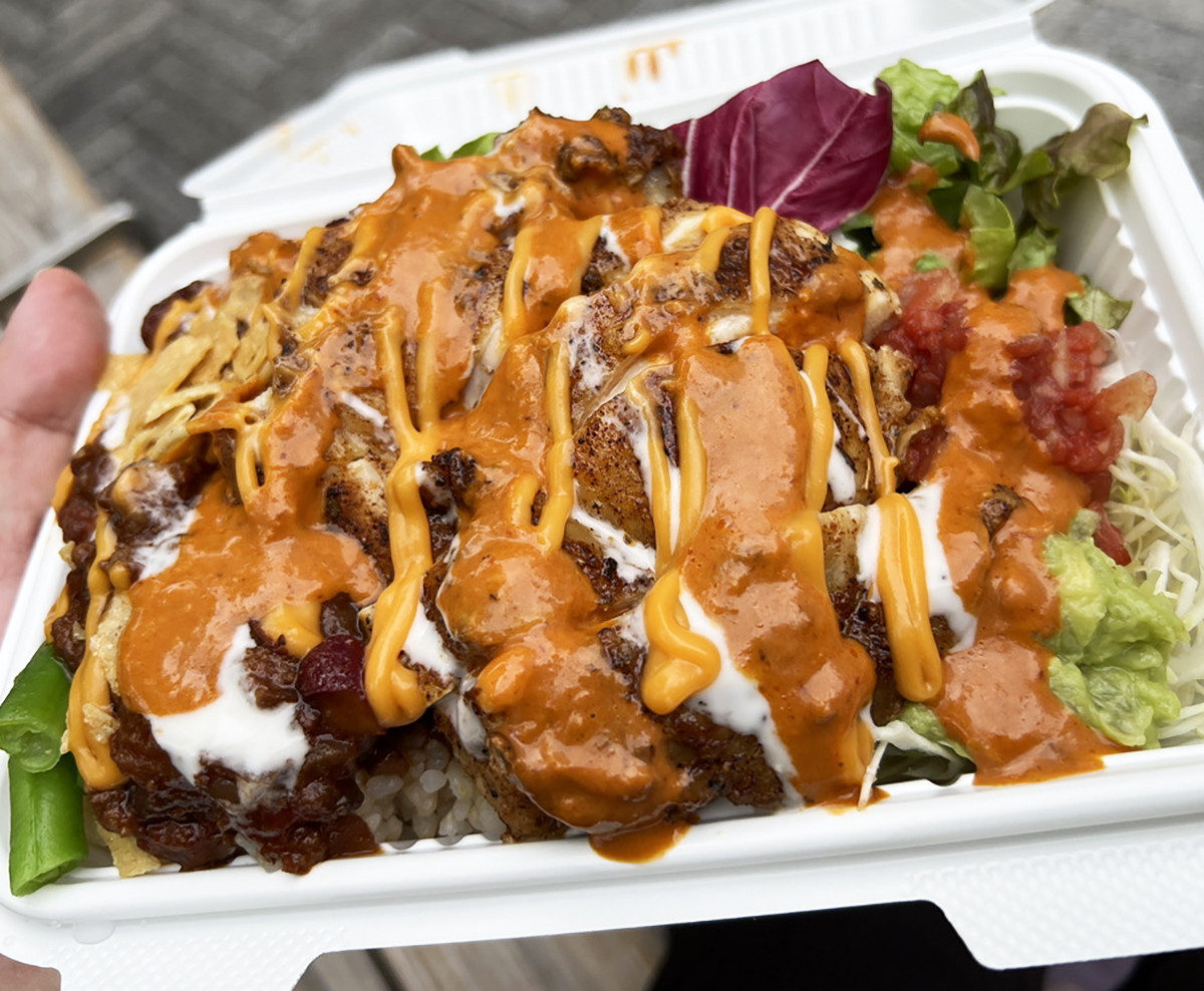 厚切り肉が豪快にドーン！ 肉を食いたくば探せ、タコライスキッチンカー『TEX MEX Diner』を。