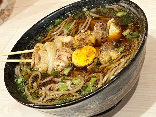 立ち食いそば屋386店を巡った私も初めて見た旭川のB級そば「もつ串そば」が見たまんま食べにくくて笑った / 酔旭