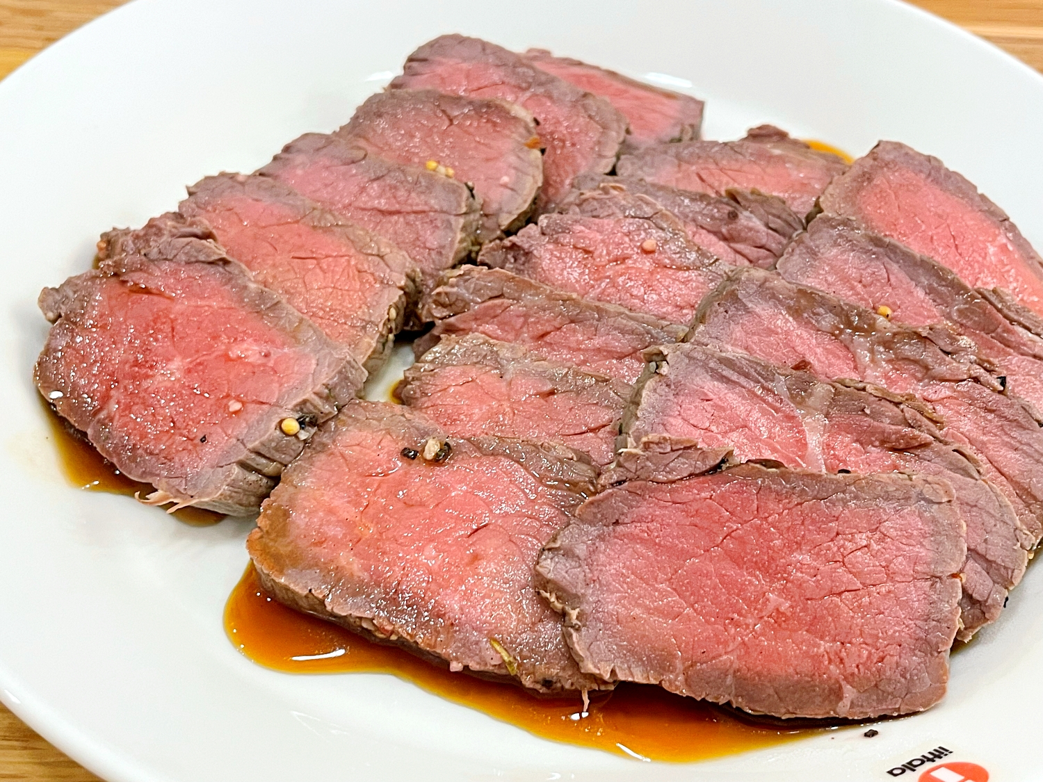 読者に教わった「アイラップ湯せん」でローストビーフを作ったら、ついに過去最高レベルの仕上がりになった