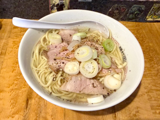 「人生で一番しょっぱい」と噂のラーメン『池袋ホワイト』を食べてみた → 限界突破の塩分で水が過去最高にウマかった 「人生で一番しょっぱい」と噂のラーメン『池袋ホワイト』を食べてみた → 限界突破の塩分で水が過去最高にウマかった