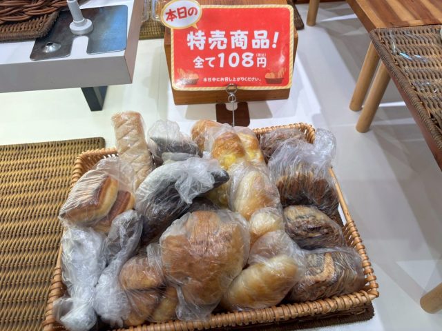 北海道らしさ感じる「ペンギンベーカリー」の勢いがすごいので行ってみた / タイミングがよければ108円の特売商品も