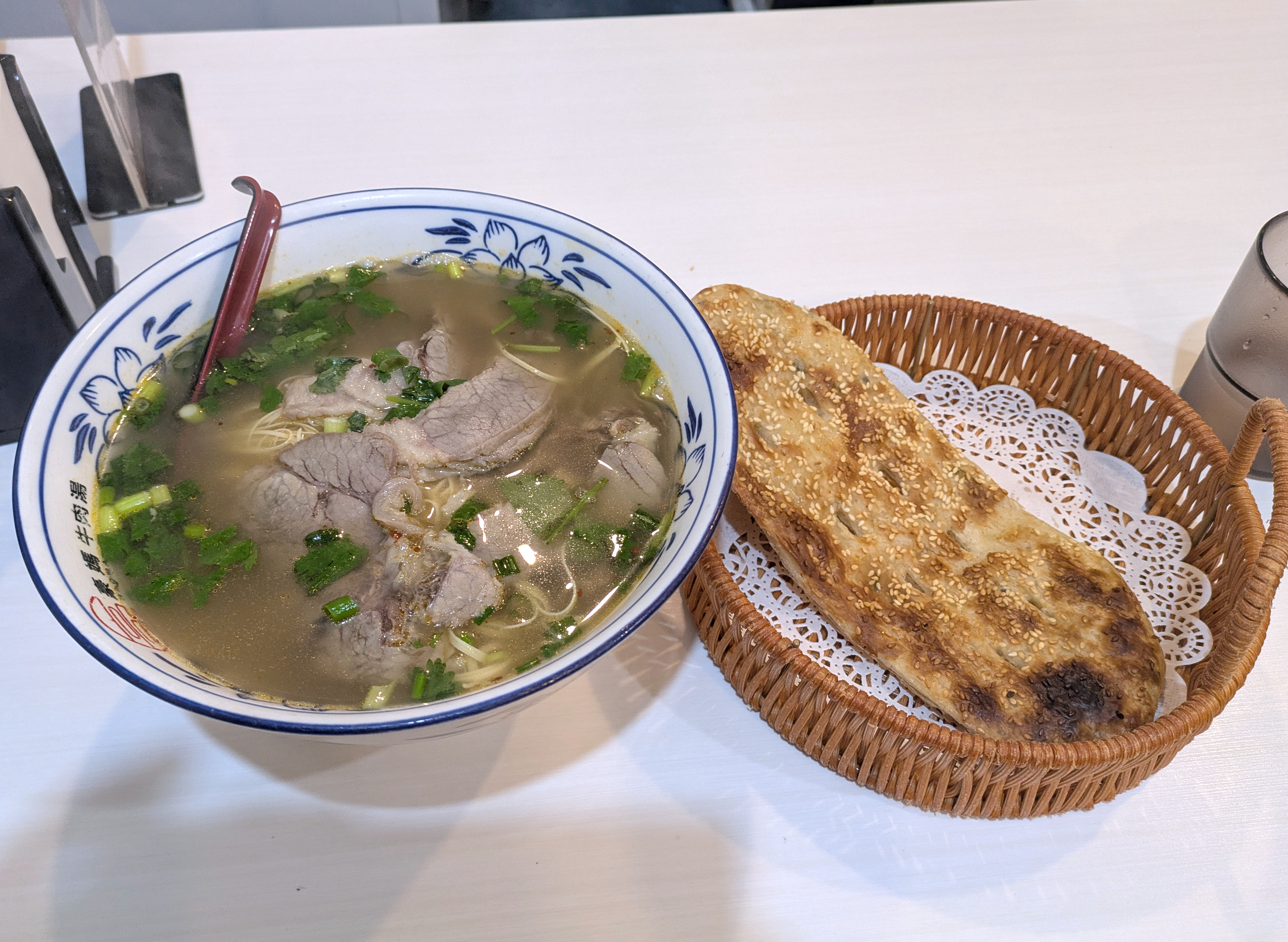 池袋駅北口すぐ！ 謎のガチ中華『豪快な母ちゃんの牛肉スープ』で味わう淮南（わいなん）の素朴な絶品料理