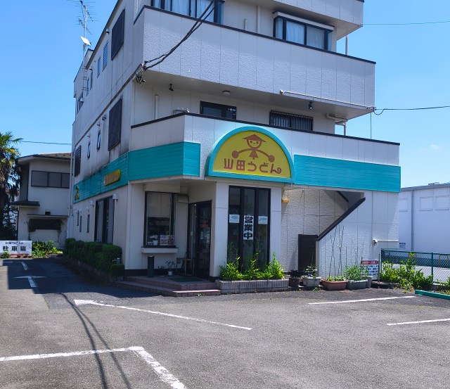 なぜここだけ喫茶店っぽい？ 福生にある “レア” な「山田うどん」は居心地よくて、冷やし中華が似合う店