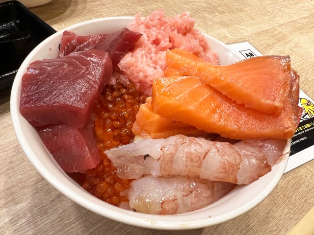 刺身食べ放題の『漁港食堂 三方』が東京初出店！ 多摩センター店に行って分かった「従来の漁港食堂との違い」と「コスパ」