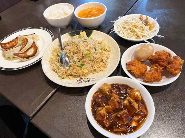 【1000円食べ放題】唐揚げ、麻婆豆腐がおかわり自由！ ガチ中華『香港餃子酒場』ランチの副菜ビュッフェがおまけを超えてる
