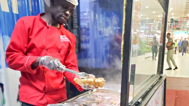 ケニアのホットドッグ、結果的に “玉ねぎ料理” だった【カンバ通信：第471回】