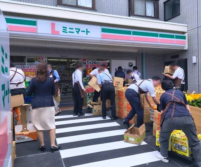 ローソン新業態「Lミニマート」が東京・小平にオープン! 開店前から200人の行列ができる人気ぶり / 品揃えはコンビニではなく完全にスーパー ローソン新業態「Lミニマート」が東京・小平にオープン! 開店前から200人の行列ができる人気ぶり / 品揃えはコンビニではなく完全にスーパー