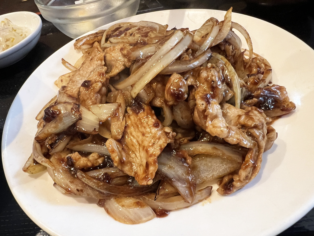 【無限ご飯】新宿ガチ中華・鴻福餃子王の「生姜焼肉」が旨みが濃厚すぎてもはや別物。ちなみにご飯食べ放題