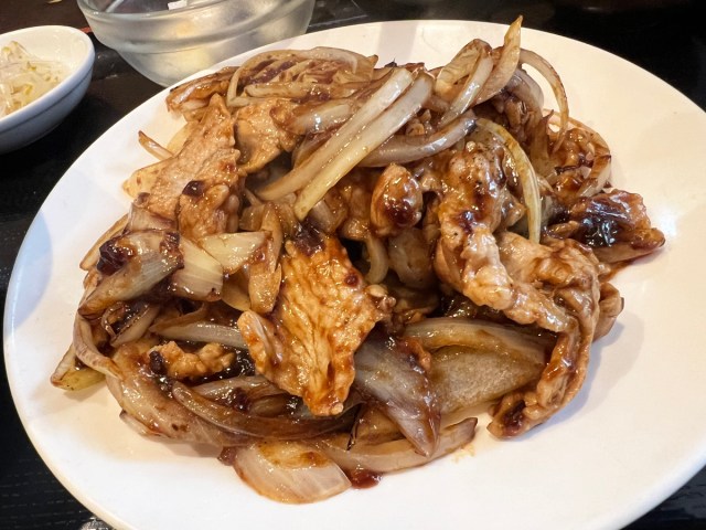 【無限ご飯】新宿ガチ中華・鴻福餃子王の「生姜焼肉」が旨みが濃厚すぎてもはや別物。ちなみにご飯食べ放題 【無限ご飯】新宿ガチ中華・鴻福餃子王の「生姜焼肉」が旨みが濃厚すぎてもはや別物。ちなみにご飯食べ放題