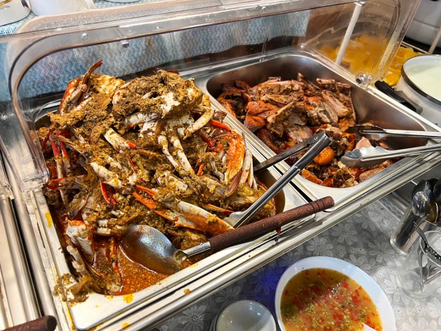 蟹食べ放題1980円! ミャンマー料理店『エムスリー』のランチバイキングに並ぶマサラカニカレーの衝撃 蟹食べ放題1980円! ミャンマー料理店『エムスリー』のランチバイキングに並ぶマサラカニカレーの衝撃
