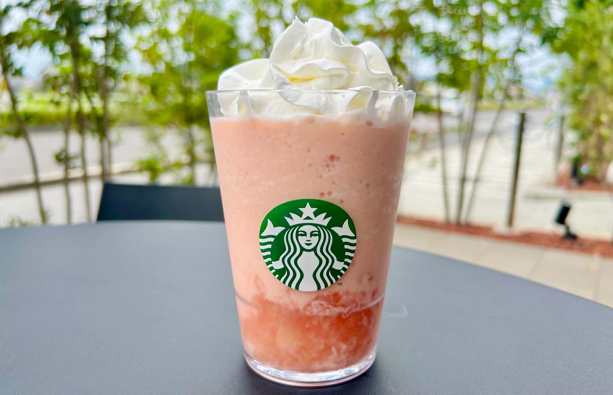 スタバの新作は『ピーチ』3種！ 特に「クラフト ジューシー ピーチ ティー」はカスタムのしがいがあって、何度でも楽しめちゃう