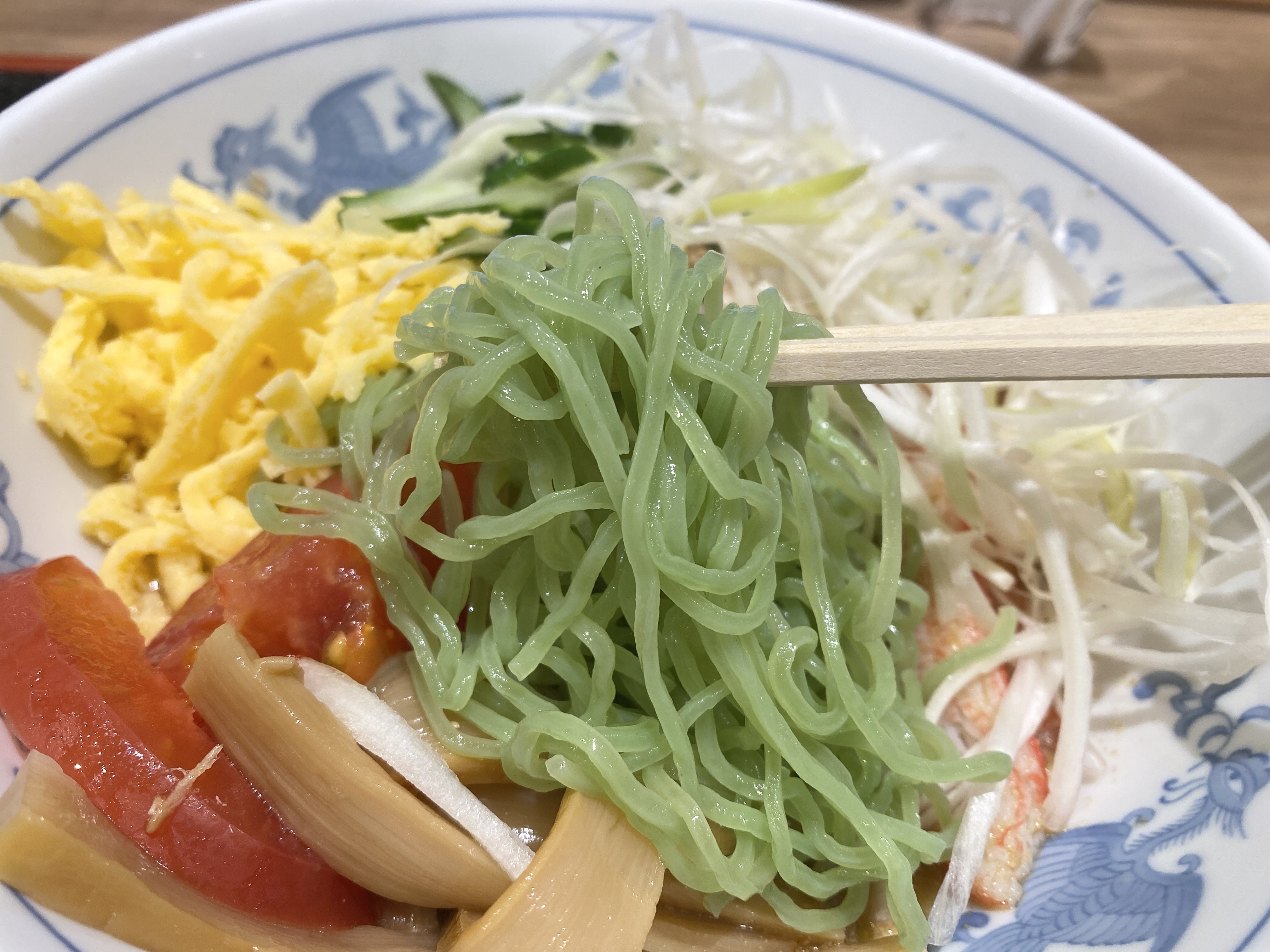 福しんの冷やし中華がおもしろい！ 胡麻・醤油を選べて麺はまさかの緑色!!