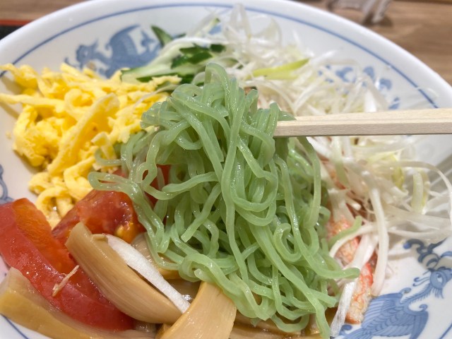 福しんの冷やし中華がおもしろい! 胡麻・醤油を選べて麺はまさかの緑色!! 福しんの冷やし中華がおもしろい! 胡麻・醤油を選べて麺はまさかの緑色!!