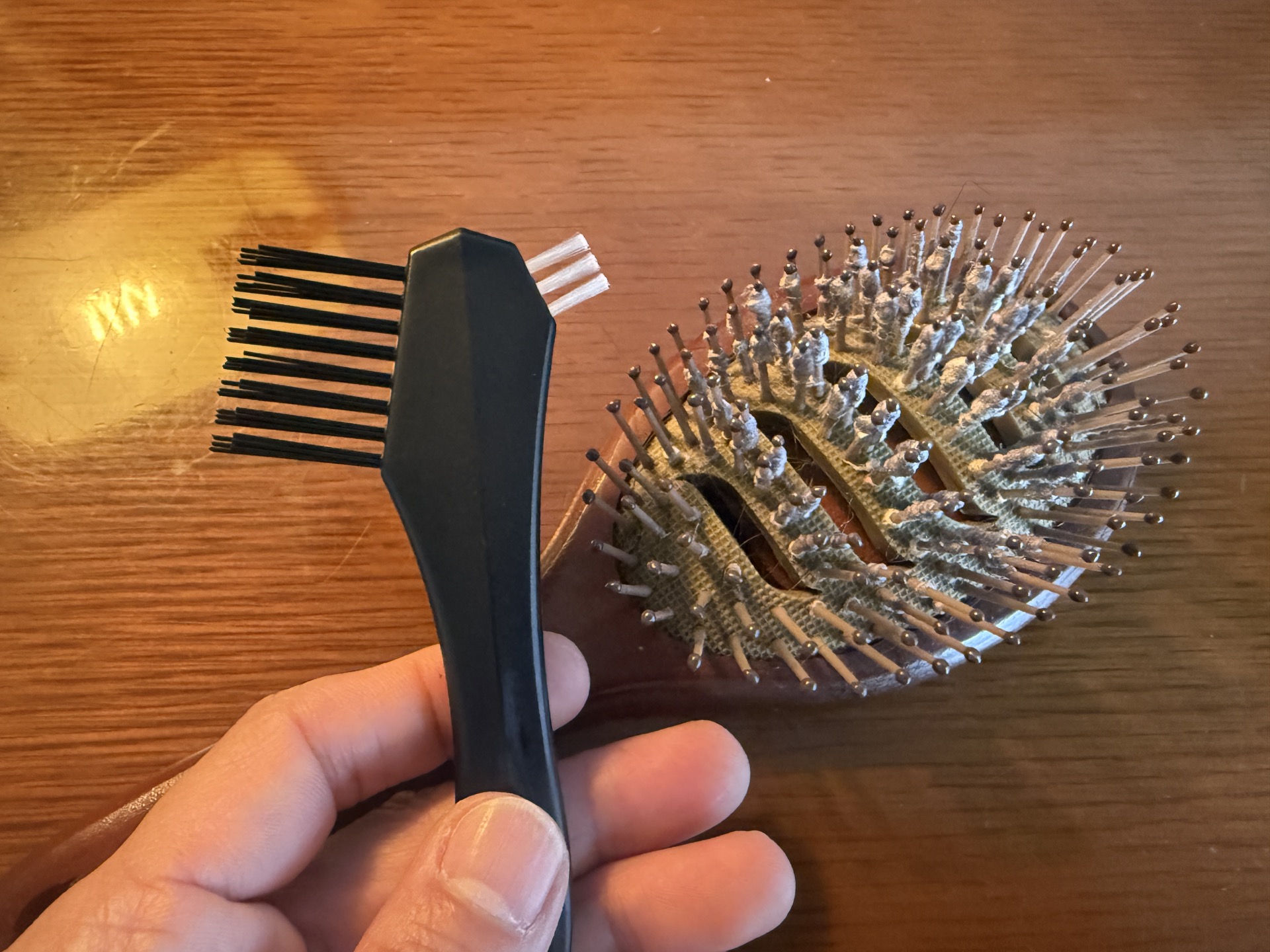 530円の業務用ヘアブラシクリーナーでも倒せなかった……最後まで残った “ラスボス” とは