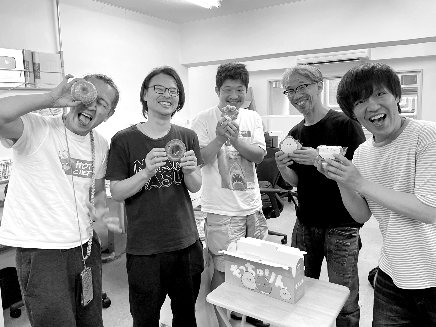 ミスドに歓喜する編集部をあえて「白黒写真」で撮ってみたら、なぜか全員もの悲しい感じになった