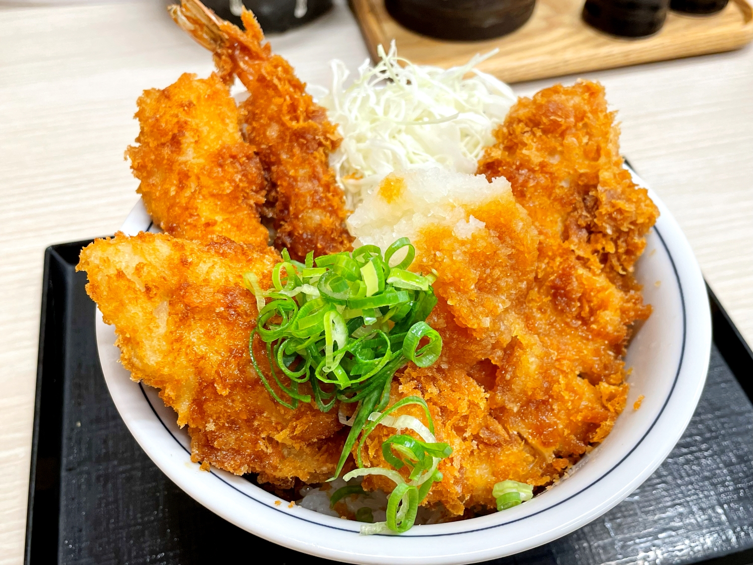 本日発売のかつや「海鮮三種とロースの醤油カツ丼」、実物は天丼とカツ丼のキメラだった