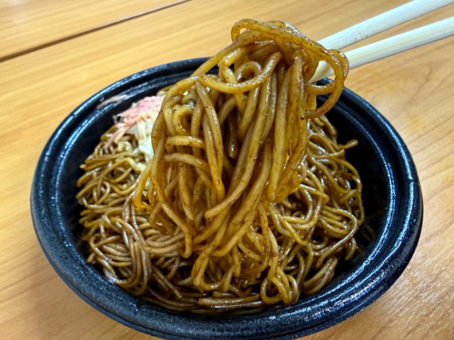 ローソン「63%増量焼そば」の悲劇… 台風にかき消された総重量675gの超巨大グルメの無慈悲な運命