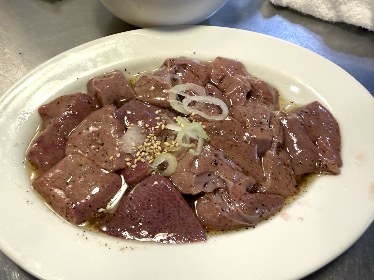 超有名『神保町食肉センター』のランチ食べ放題（1250円）で、隣の席の「猛者」に本質を教わった → 正解は「レバレバ」ラッシュ！