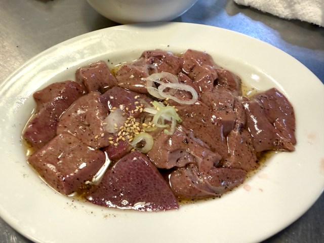 超有名『神保町食肉センター』のランチ食べ放題（1250円）で、隣の席の「猛者」に本質を教わった → 正解は「レバレバ」ラッシュ！