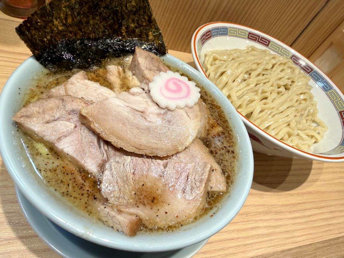 入場券を払ってでも行く価値はある？ 六厘舎の創業者が御茶ノ水駅ナカに仕掛ける新店「久臨」の肉まみれつけ麺を食べてみた