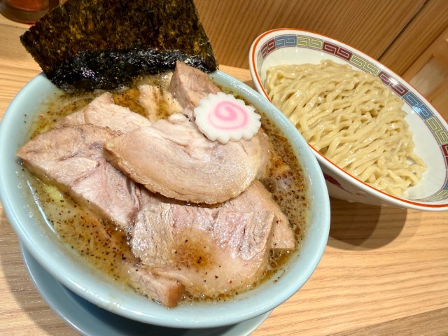 入場券を払ってでも行く価値はある？ 六厘舎の創業者が御茶ノ水駅ナカに仕掛ける新店「久臨」の肉まみれつけ麺を食べてみた
