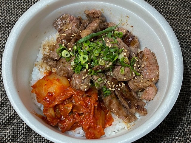 何だこの商品説明は…!?「いきなり！ステーキ」が宅配限定店舗で販売している牛カルビ焼肉丼（970円）の実食レビュー