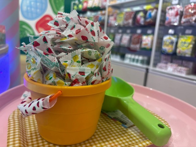 【大漁】660円でサクマ製菓キャンディ詰め放題に挑戦！136個ゲットで気分は大阪のおばちゃんやぁ～