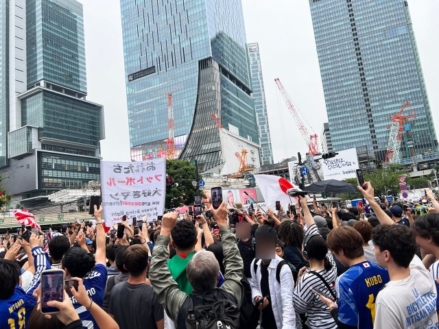 W杯の「渋谷スクランブル交差点ハイタッチ」を上から観察したら気づいたこと / 外国人のエンタメ化してる説 W杯の「渋谷スクランブル交差点ハイタッチ」を上から観察したら気づいたこと / 外国人のエンタメ化してる説