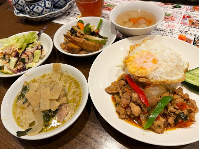 表参道でタイ料理ビュッフェが1400円! グリーンカレー食べ放題の『ティーヌン 青山店』のランチがコスパのオアシス 表参道でタイ料理ビュッフェが1400円! グリーンカレー食べ放題の『ティーヌン 青山店』のランチがコスパのオアシス