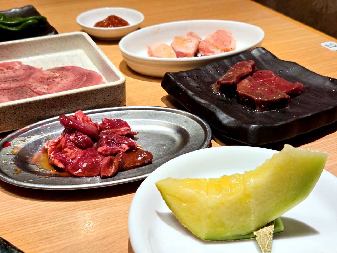 プラス990円で好きなだけメロンと焼肉が食べられる！ 焼肉チェーン「カルビ一丁」で開催中の「メロン食べ放題」に行ってみた！