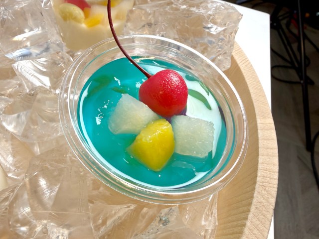 丸亀製麺初の冷やしスイーツ『丸亀うどんプリン』が衝撃デビューへ! 一足先に食べてみたら「プリンじゃない何か」だった 丸亀製麺初の冷やしスイーツ『丸亀うどんプリン』が衝撃デビューへ! 一足先に食べてみたら「プリンじゃない何か」だった