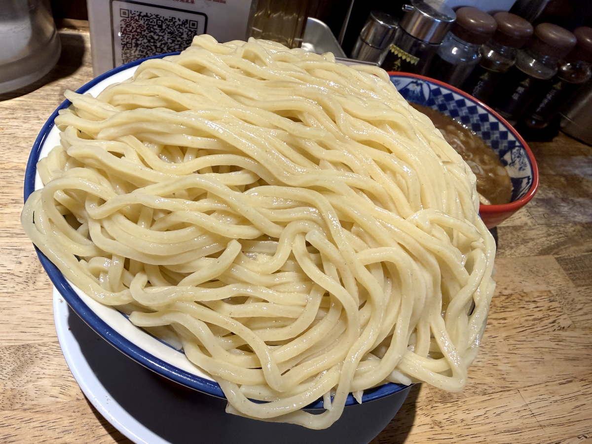 【並盛の5倍】三田製麺所の「超特盛り1.5kgつけ麺」が難攻不落すぎた！ プラス450円で爆盛りフェア開催中