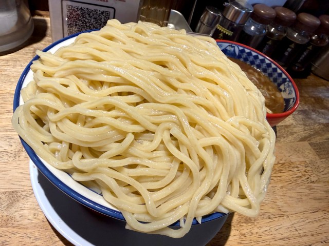 【並盛の5倍】三田製麺所の「超特盛り1.5kgつけ麺」が難攻不落すぎた! プラス450円で爆盛りフェア開催中 【並盛の5倍】三田製麺所の「超特盛り1.5kgつけ麺」が難攻不落すぎた! プラス450円で爆盛りフェア開催中
