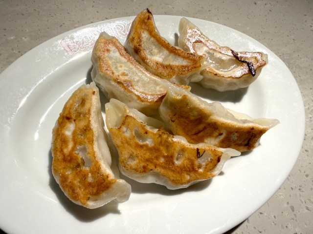 本場・宇都宮の人気店『餃子といえば芭莉龍』が東京に出店 → 名物の「まるでステーキのような餃子」を食べてみた 本場・宇都宮の人気店『餃子といえば芭莉龍』が東京に出店 → 名物の「まるでステーキのような餃子」を食べてみた