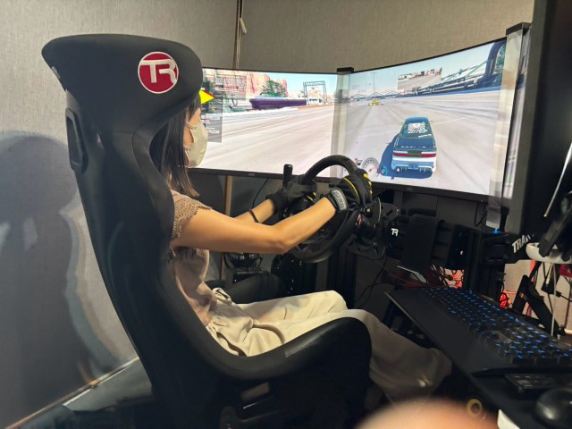 タイヤが燃えた…普通の車屋さんかと思ったら、本格ドリフトシミュレーターが無料体験できた! リアルすぎる操作感にびっくり! タイヤが燃えた…普通の車屋さんかと思ったら、本格ドリフトシミュレーターが無料体験できた! リアルすぎる操作感にびっくり!